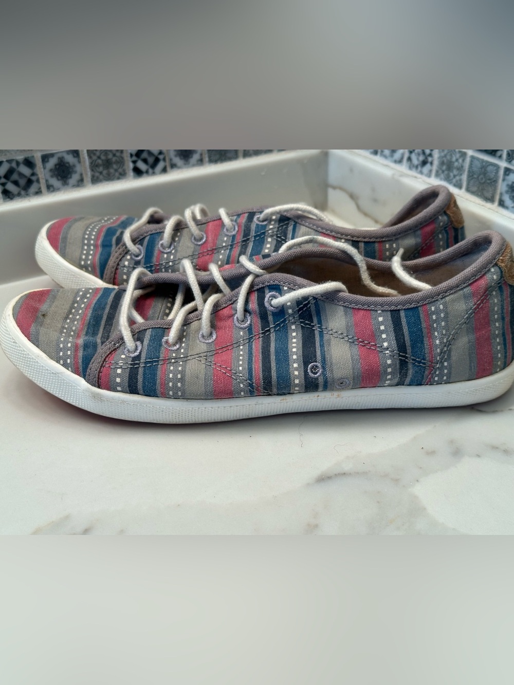Roxy Surf Bayshore sneakers 8 tennis shoes striped blue grey barely worn
